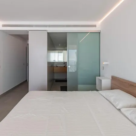 Апартаменты Serene Seaview Retreat In Higueron: 2br Oasis Фуэнхирола